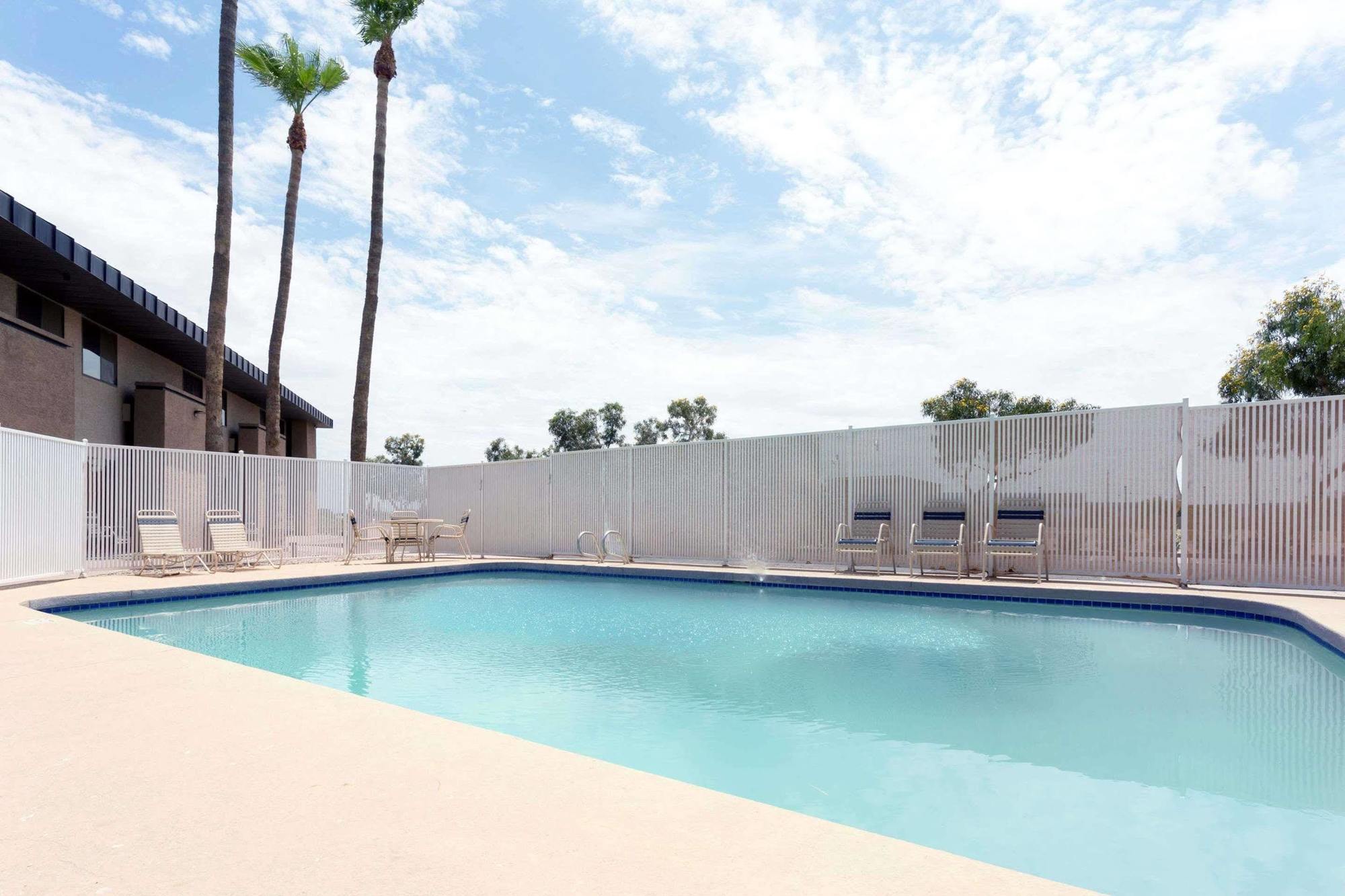 Super 8 By Wyndham Chandler Phoenix Luaran gambar